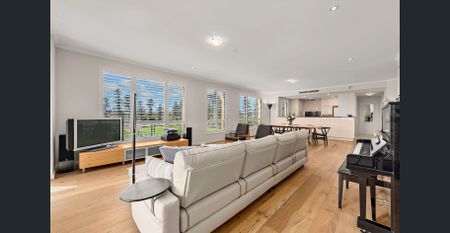 Exquisite Three-Bedroom Apartment within the Prestigious Marina East Complex - Photo 5