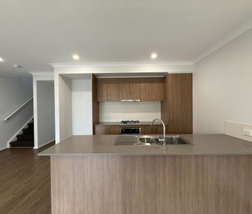 Modern 3-Bedroom Home with 2 Bathrooms and Single Garage - Photo 4