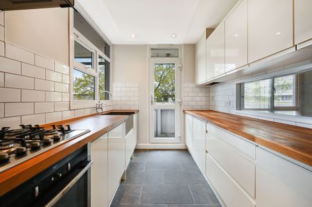 Shaw Court, SW11, London - Photo 2