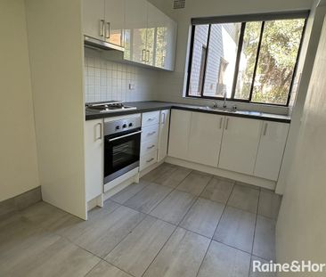 Freshly Painted With New Carpet Two Bedroom Apartment - Photo 2