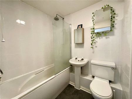 A two bedroom upper ground floor apartment situated in this favoured city centre location next to The Westgate. - Photo 2