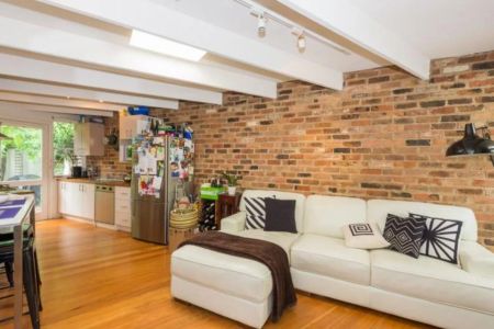 Perfect Location! - Photo 2