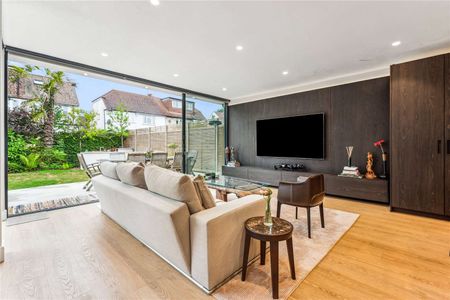 SHORT & LONG LET AVAILABLE: Beautifully presented five bedroom family home with off-street parking and a west-facing garden - Photo 5