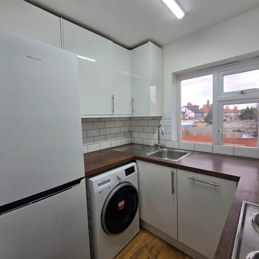 Great West Road, Hounslow TW5, London - Photo 1