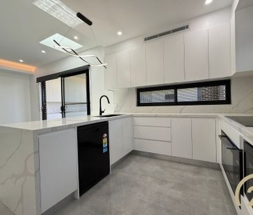 Brand New 5 Bedroom Duplex in Busby&excl; - Photo 2