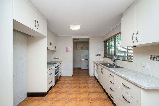 Family Home with Large Pool&excl; - Photo 1