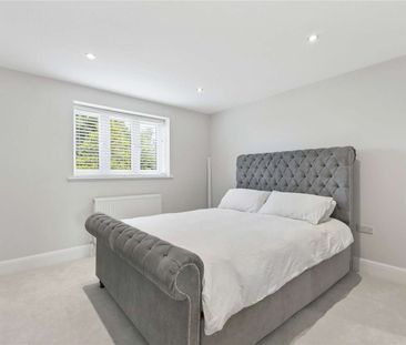 An immaculately presented detached family home extending to over 2,... - Photo 5