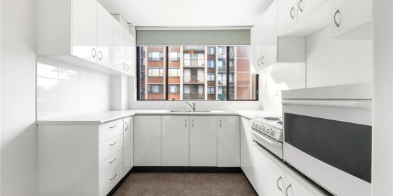 Bright & Sunny Refurbished 2 Bedroom Apartment - Photo 3