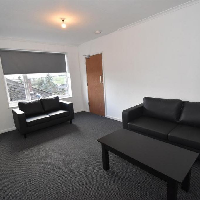 4 bedroom flat to rent - Photo 1