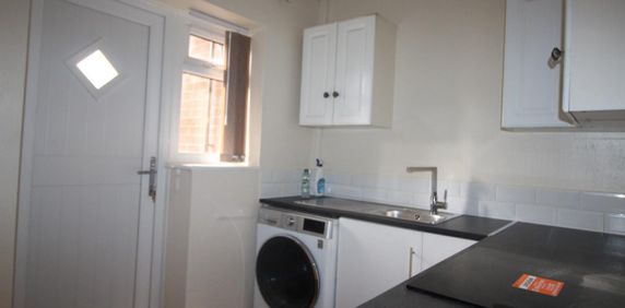 1 bedroom Flat To Let - Photo 2