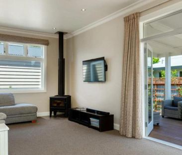 Stunning Renovated Three bedroom Villa - Photo 1