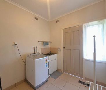 Furnished Spacious Family Home in a Prime Court Location - Photo 6