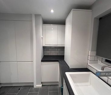 3 bedroom flat to rent - Photo 6