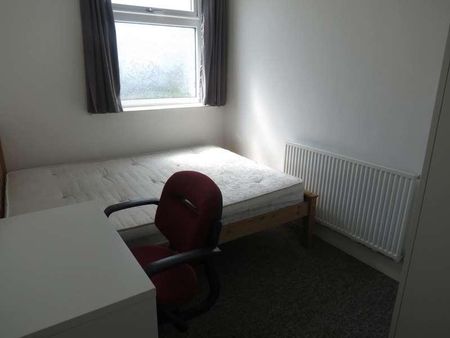 Bedroom Semi Detached House In Winton, BH9 - Photo 3