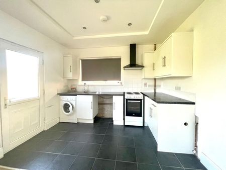 3 Bed Semi-Detached House, Hill Crest, BS4 - Photo 4