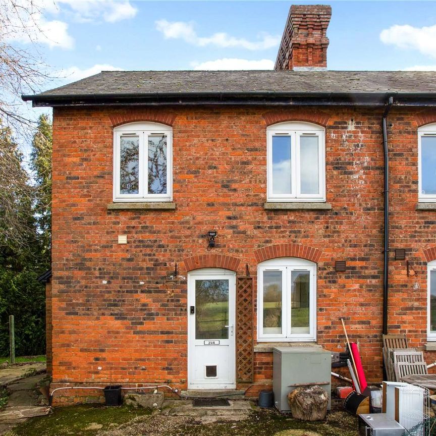 A three bedroom cottage with views of the surrounding countryside. - Photo 1