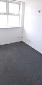 To Let Flat - Photo 4