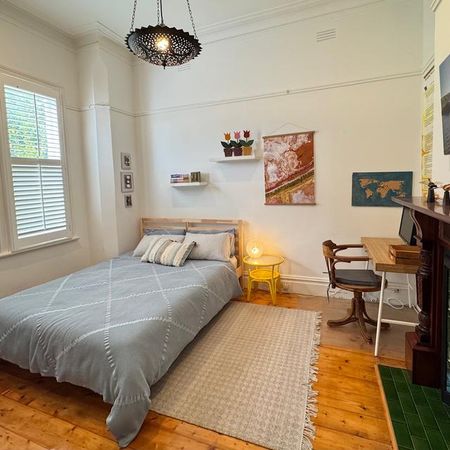 Enchanting Edwardian - Fully Furnished 6-7 Month Lease - Photo 2