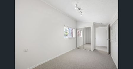 Beachside Broadbeach Living - Spacious 3 Bedroom Top Level Apartment - Photo 5