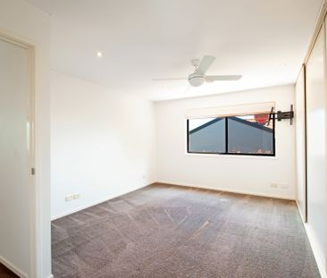 Stunning 2 Storey Townhouse - Photo 4