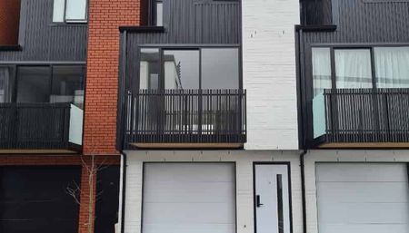 Popular Town House in the City! - Photo 4