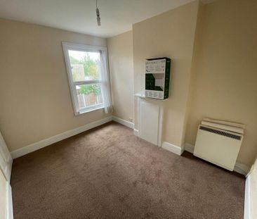 2 bedroom end of terrace house to rent - Photo 5