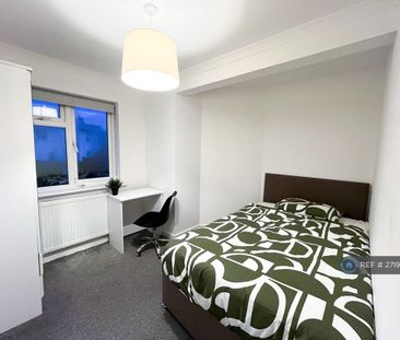 1 bedroom in a house share to rent - Photo 2