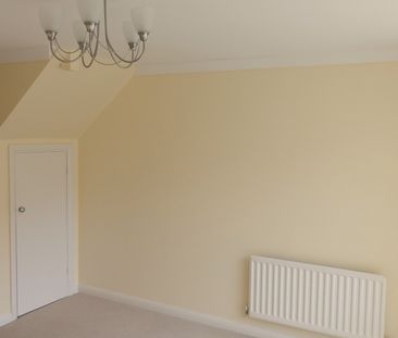 Two Bedroom House with Garden and Off-Road Parking for Two Cars, Go... - Photo 6
