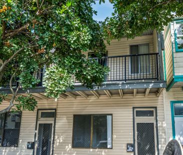 Stylishly refurbished historic terrace house in a sought-after loca... - Photo 2