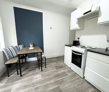 Room in a Shared House, Newcombe Road, SO15 - Photo 4