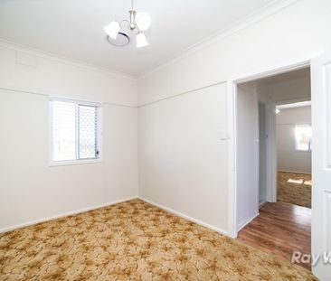 Renovated 2 Bedroom with Ducted Air Conditioning - Photo 3