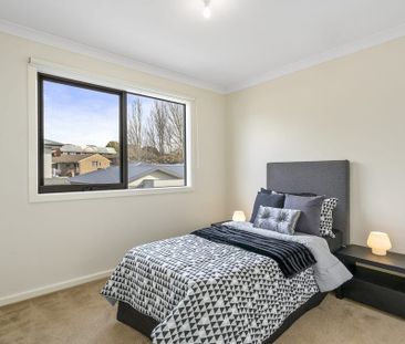 Lovely designer townhouse in the heart of Kilmore - Photo 2