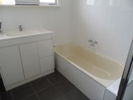 3 BEDROOM HOUSE IN THE HEART OF ALTONA - Photo 5