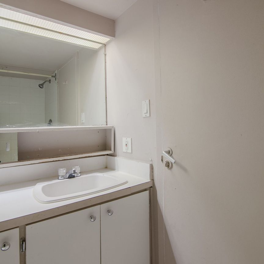 1975 Maisonneuve Blvd West - Photo 1