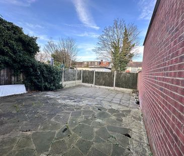 3 Bed Terraced House, Malvern Drive, IG3 - Photo 2