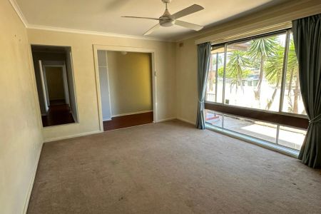 Family Home with Front & Rear Gardens - Photo 3