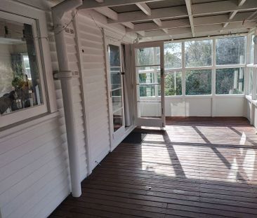 3 Bedroom double bathroom Centralised heat/cool - Photo 4