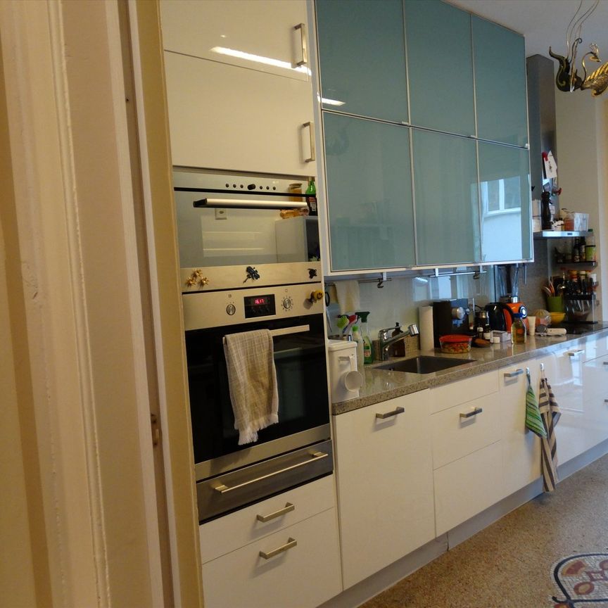 "Charmante 3.5-Zimmer-Altbauwohnung mit Balkon an zentraler Lage in Zürich" - Photo 1