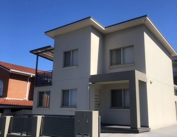 EXECUTIVE 3 BEDROOM TOWNHOUSE - Photo 1