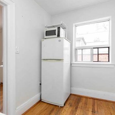 492 MONTROSE AVE. UNIT 11 - Studio/1Bath, Steps from TTC, *UTLS FREE* - Photo 3