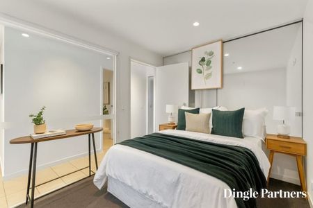 Bright Top Floor North-Facing Two Bedroom - Photo 3