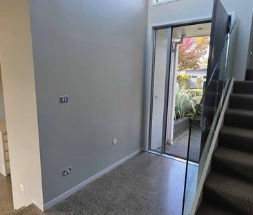 Spacious 3-Bed, 2.5 bath home with Double Garage - Photo 5