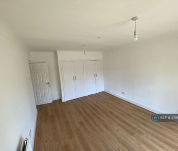 3 bedroom flat to rent - Photo 4