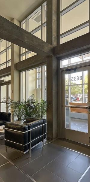 Superbe condo dans Villeray, dans un quartier paisible proche de toutes commodités, avec piscine intérieure, sauna, gym, ascensseurs et stationnement - Photo 1