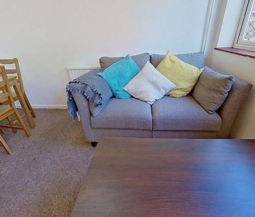 4 bedroom semi-detached house to rent - Photo 2