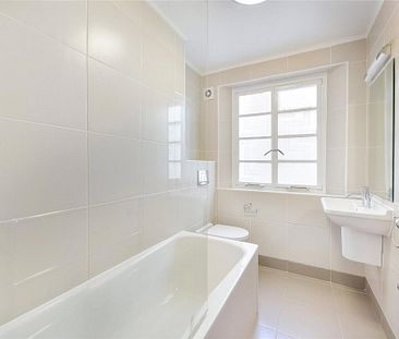 1 bedroom flat in London - Photo 1