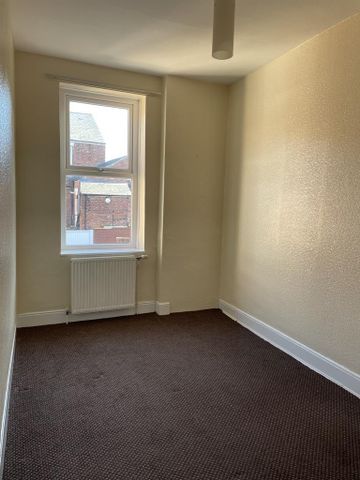 3 bedroom flat to rent - Photo 2