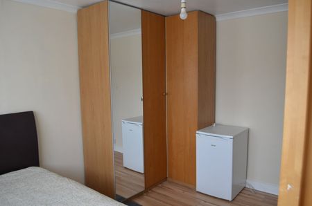 Studio Flat, Blandford Road, BR3 - Photo 2