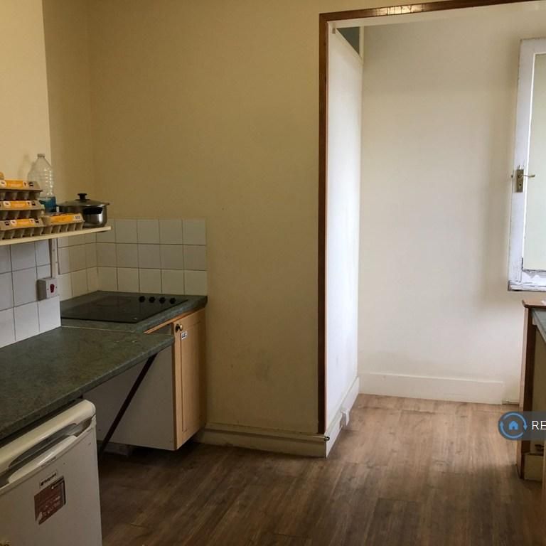 1 bedroom in a flat share to rent - Photo 1