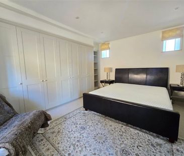 A beautifully furnished two bedroom thatched barn conversion situat... - Photo 3
